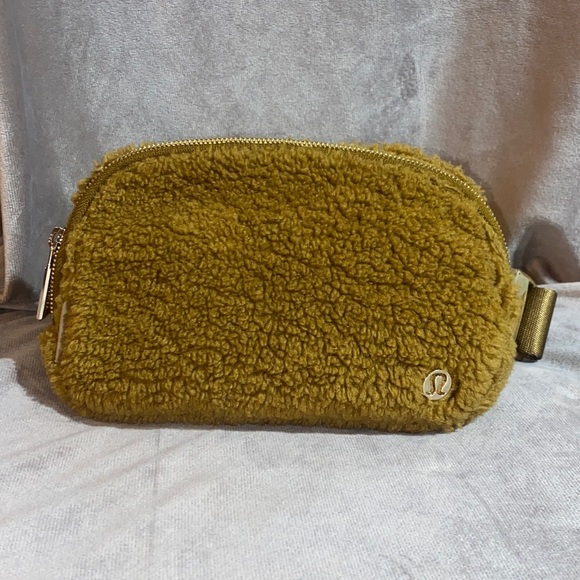 Lululemon Everywhere Fleece Belt Bag - Picture 1 of 12